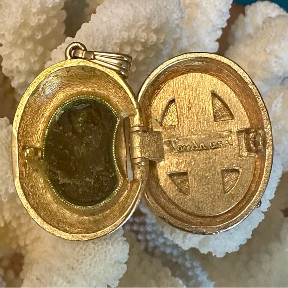 Vintage Vanda U.S.A. Carved Celluloid Perfume / Fragrance Locket Pendant - Picture 5 of 8